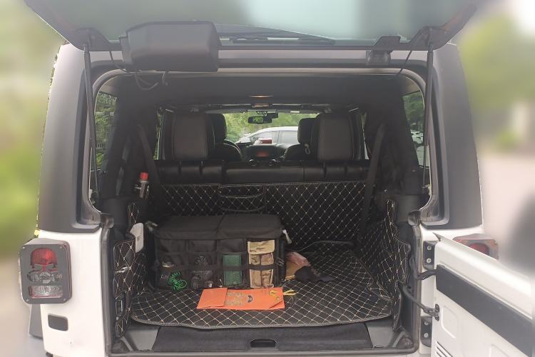 Used Jeep Wrangler 2015 3.6L Rubicon Four-Door Comfort Edition Trunk