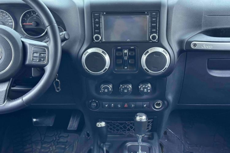 Used Jeep Wrangler 2015 3.0L Sahara Four-Door Comfort Edition Audio And AC Panel