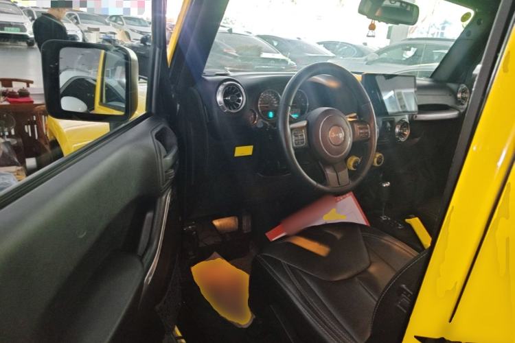 Used Jeep Wrangler 2015 3.0L Sahara Four-Door Edition Driver Seat