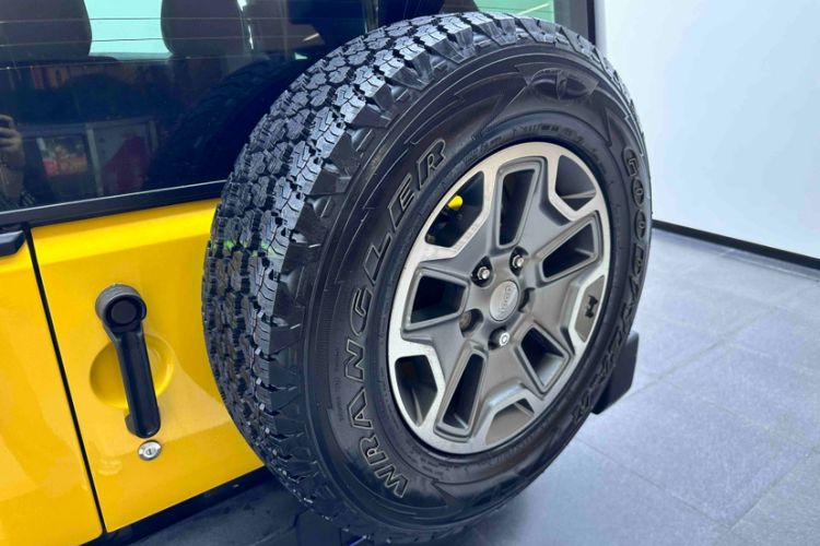 Used Jeep Wrangler 2015 3.0L Sahara Four-Door Comfort Edition Exterior 2