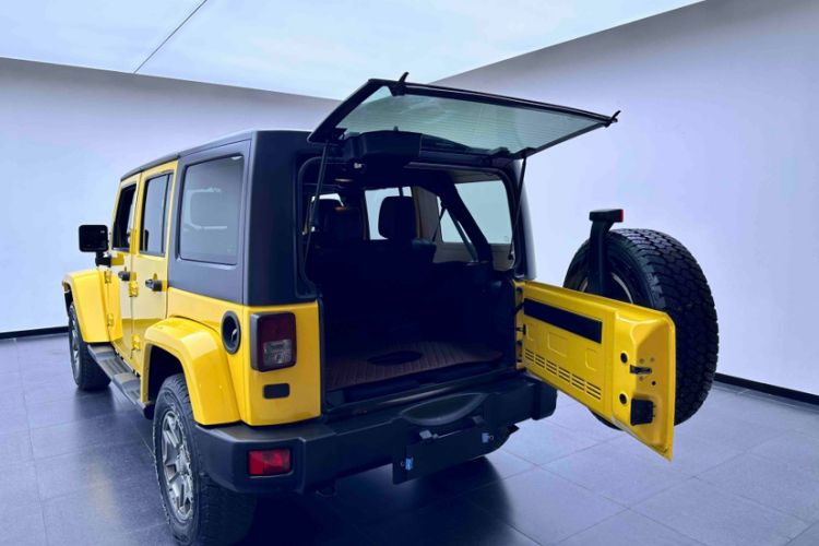 Used Jeep Wrangler 2015 3.0L Sahara Four-Door Comfort Edition Exterior 3