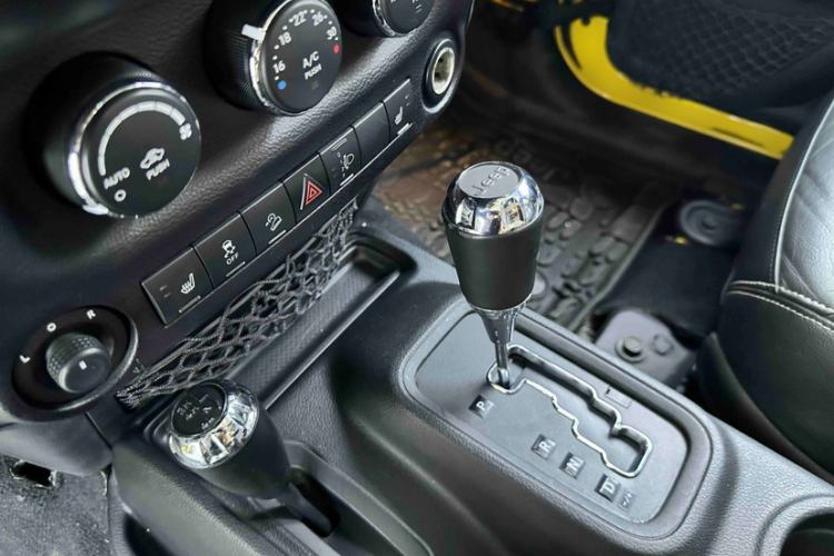 Used Jeep Wrangler 2015 3.0L Sahara Four-Door Comfort Edition Gear Lever