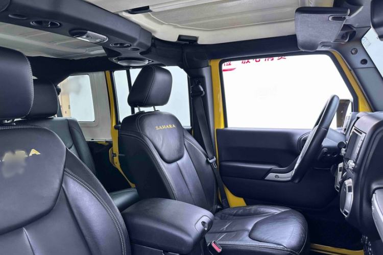 Used Jeep Wrangler 2015 3.0L Sahara Four-Door Comfort Edition Interior 10
