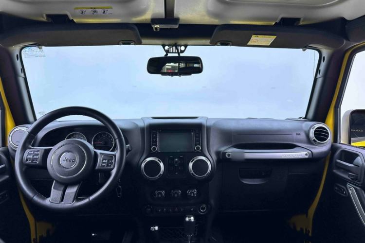 Used Jeep Wrangler 2015 3.0L Sahara Four-Door Comfort Edition Interior 11