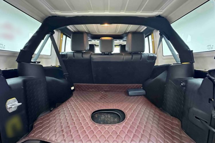 Used Jeep Wrangler 2015 3.0L Sahara Four-Door Comfort Edition Interior 6