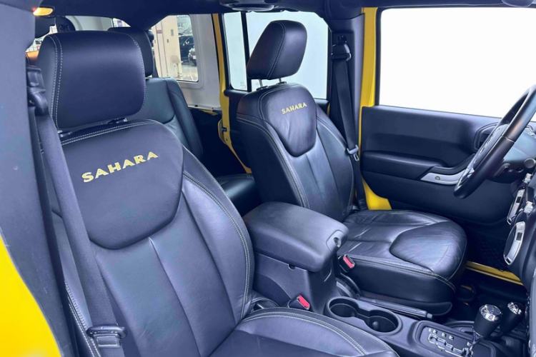 Used Jeep Wrangler 2015 3.0L Sahara Four-Door Comfort Edition Interior 8