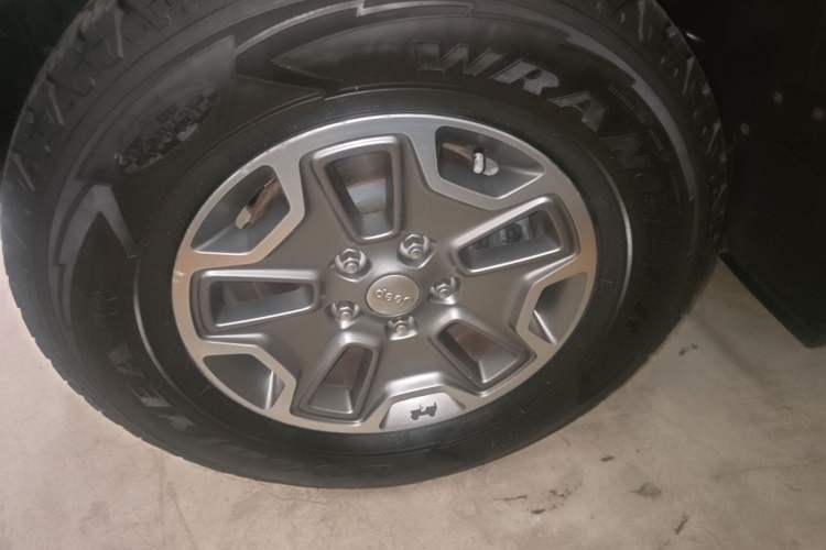 Used Jeep Wrangler 2015 3.0L Sahara Four-Door Edition Left Front Wheel Hub