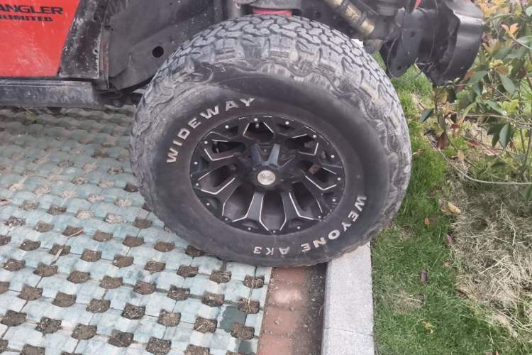 Used Jeep Wrangler 2015 2.8TD Sahara Four-Door Comfort Edition Right Front Wheel Hub
