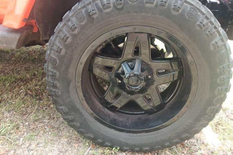 Used Jeep Wrangler 2015 2.8TD Sahara Four-Door Comfort Edition Right Front Wheel Hub