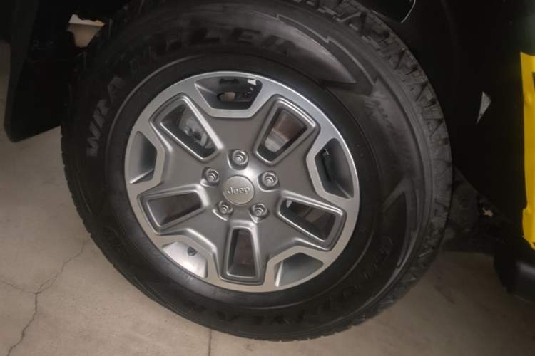 Used Jeep Wrangler 2015 3.0L Sahara Four-Door Edition Right Rear Wheel Hub