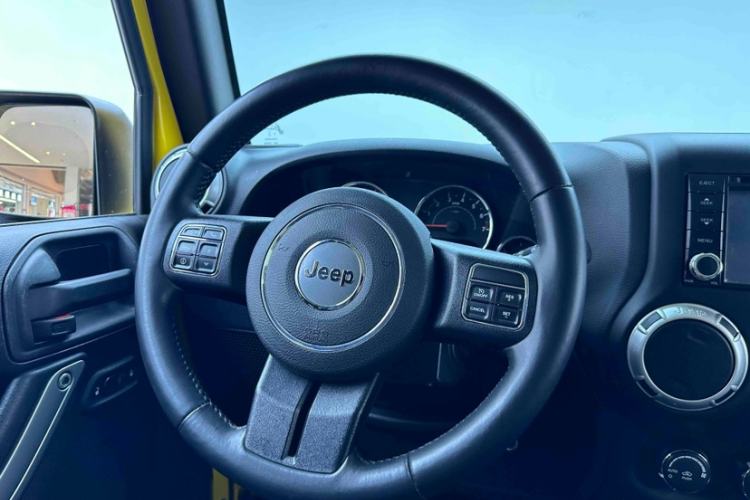 Used Jeep Wrangler 2015 3.0L Sahara Four-Door Comfort Edition Steering Wheel