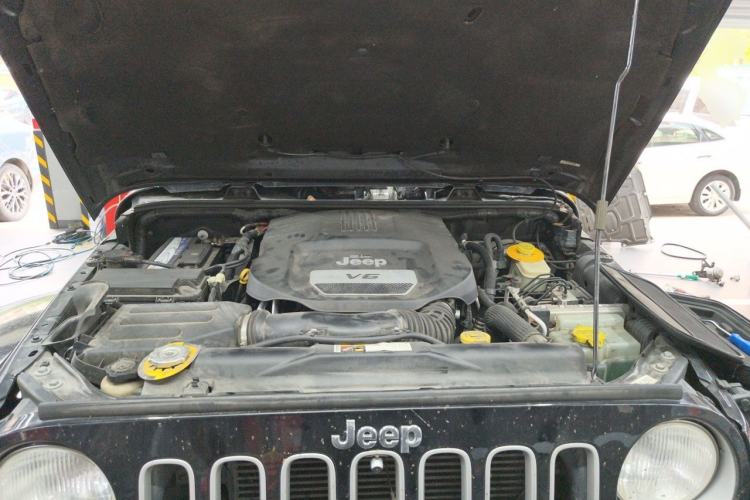 Used Jeep Wrangler 2016 3.0L Sahara 75th Anniversary Edition Engine Bay