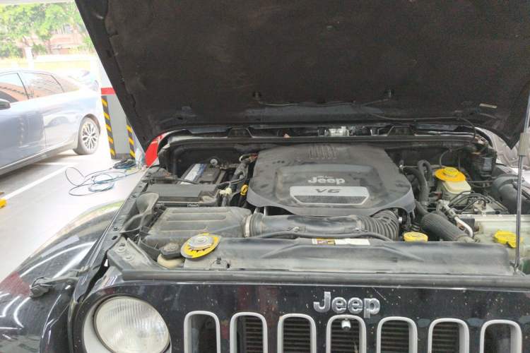 Used Jeep Wrangler 2016 3.0L Sahara 75th Anniversary Edition Engine Bay Right