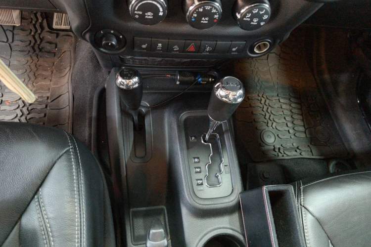 Used Jeep Wrangler 2016 3.0L Sahara 75th Anniversary Edition Gear Lever