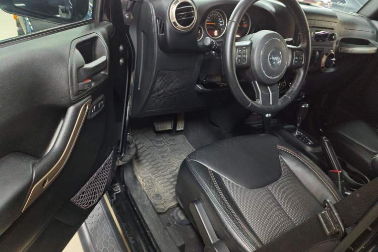 Used Jeep Wrangler 2016 3.0L Sahara 75th Anniversary Edition Interior 3