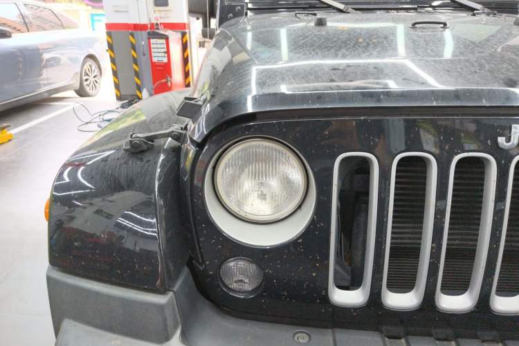Used Jeep Wrangler 2016 3.0L Sahara 75th Anniversary Edition Right Front Headlight