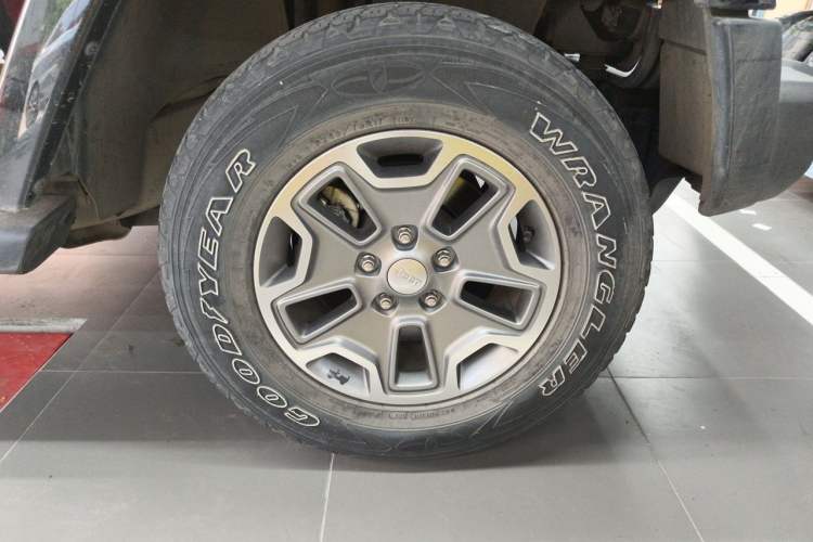 Used Jeep Wrangler 2016 3.0L Sahara 75th Anniversary Edition Right Front Wheel Hub