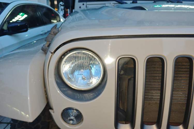 Used Jeep Wrangler 2016 3.0L Sahara 75th Anniversary Edition Right Front Headlight