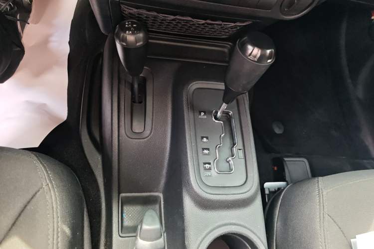 Used Jeep Wrangler 2016 3.6L Four-Door Rubicon U.S. Spec Gear Lever