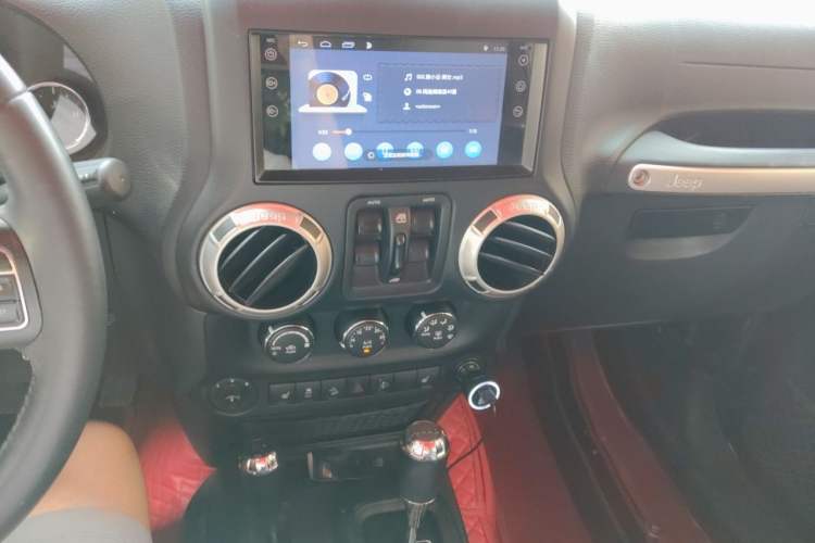 Used Jeep Wrangler 2017 3.0L Sahara Four-Door Comfort Edition Audio And AC Panel