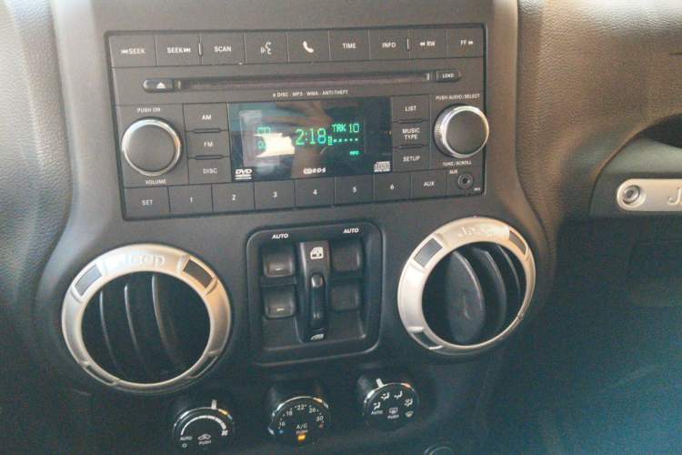 Used Jeep Wrangler 2017 3.6L Rubicon Four-Door Comfort Edition Audio And AC Panel