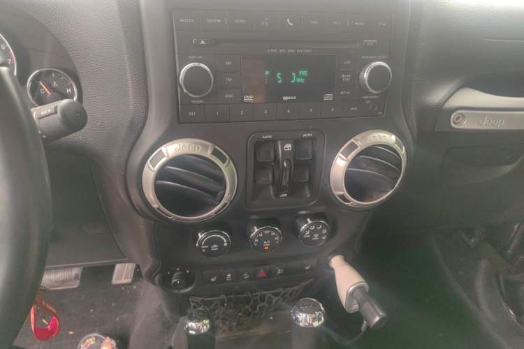 Used Jeep Wrangler 2017 3.0L Sahara Four-Door Comfort Edition Audio And AC Panel
