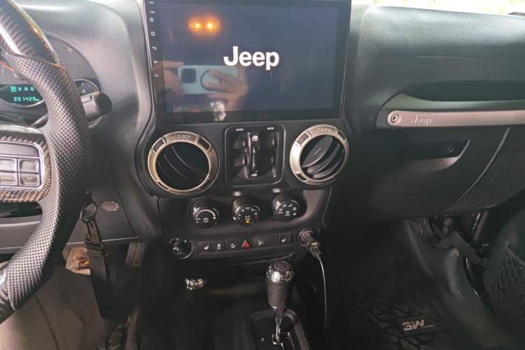 Used Jeep Wrangler 2017 3.6L Rubicon Four-Door Comfort Edition Audio And AC Panel