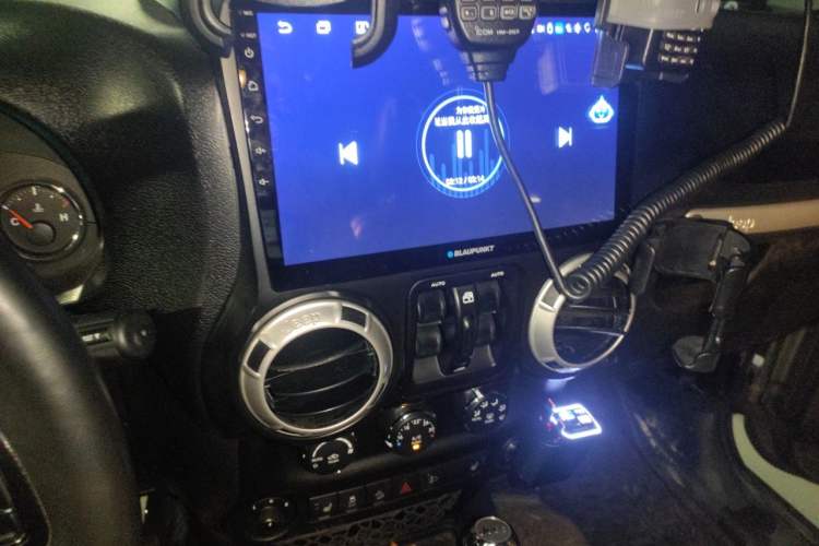 Used Jeep Wrangler 2017 3.6L Rubicon Four-Door Comfort Edition Audio And AC Panel