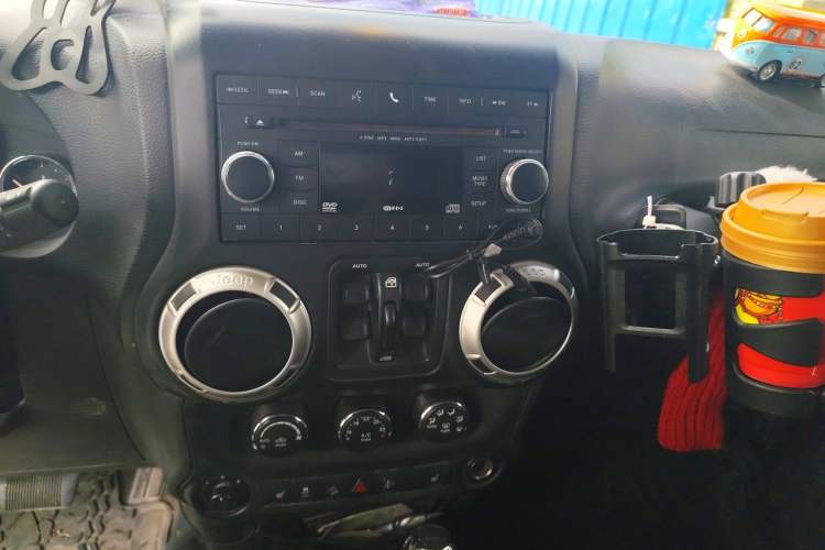 Used Jeep Wrangler 2017 3.6L Rubicon Four-Door Comfort Edition Audio And AC Panel