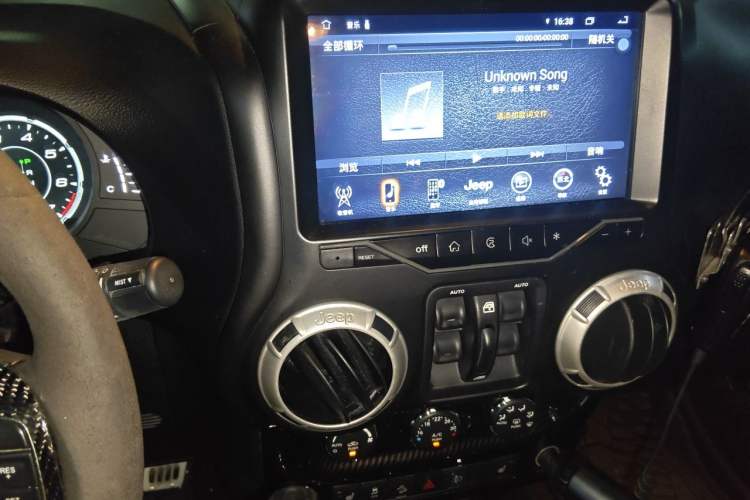 Used Jeep Wrangler 2017 3.6L Rubicon Four-Door Comfort Edition Audio And AC Panel