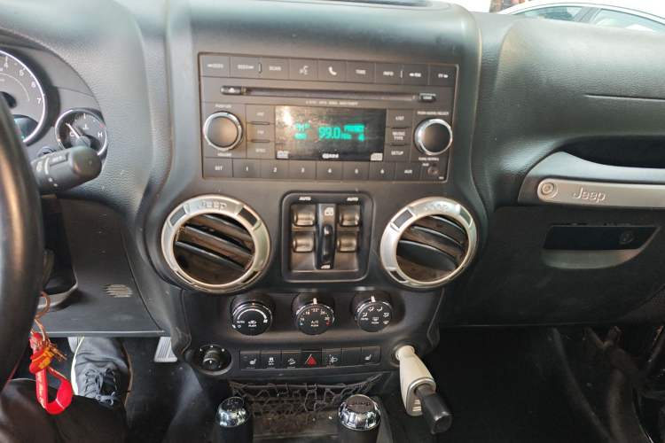 Used Jeep Wrangler 2017 3.0L Sahara Four-Door Comfort Edition Audio And AC Panel