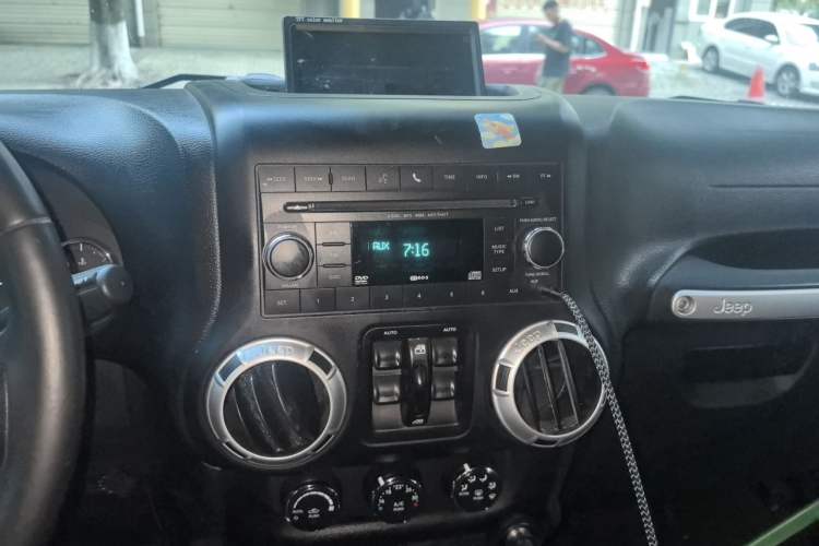 Used Jeep Wrangler 2017 3.0L Sahara Four-Door Comfort Edition Audio And AC Panel