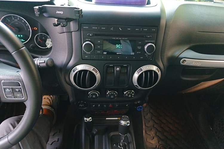 Used Jeep Wrangler 2017 3.6L Rubicon Two-Door Comfort Edition Audio And AC Panel