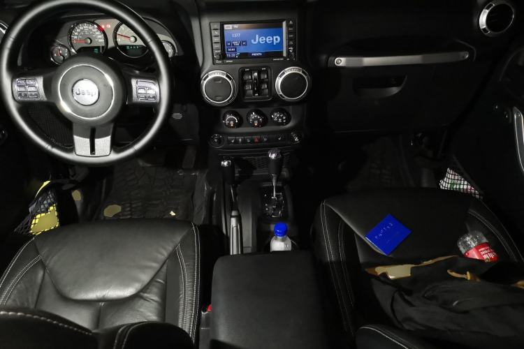 Used Jeep Wrangler 2017 3.0L Sahara Four-Door Comfort Edition Center Console