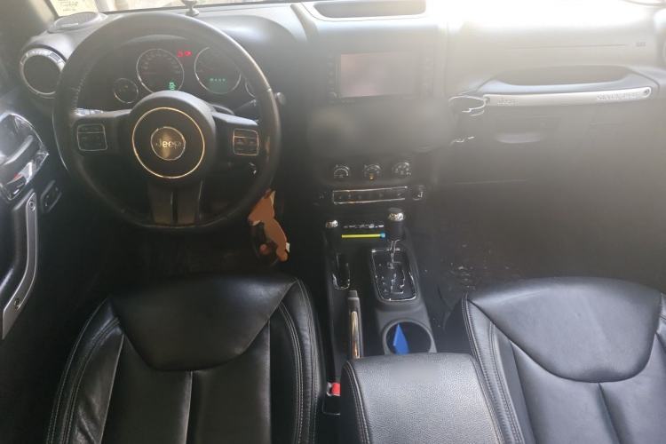 Used Jeep Wrangler 2017 3.6L Rubicon Four-Door Comfort Edition Center Console