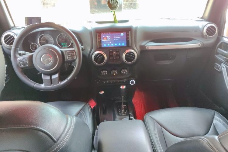 Used Jeep Wrangler 2017 3.0L Sahara Four-Door Comfort Edition Center Console