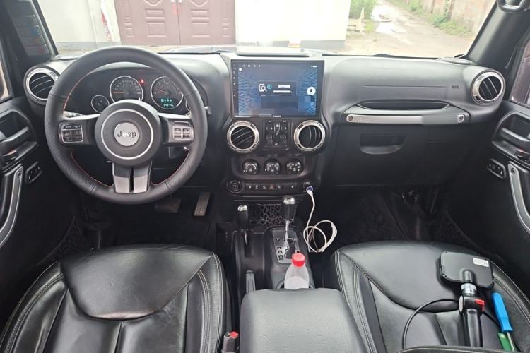 Used Jeep Wrangler 2017 3.0L Sahara Four-Door Comfort Edition Center Console