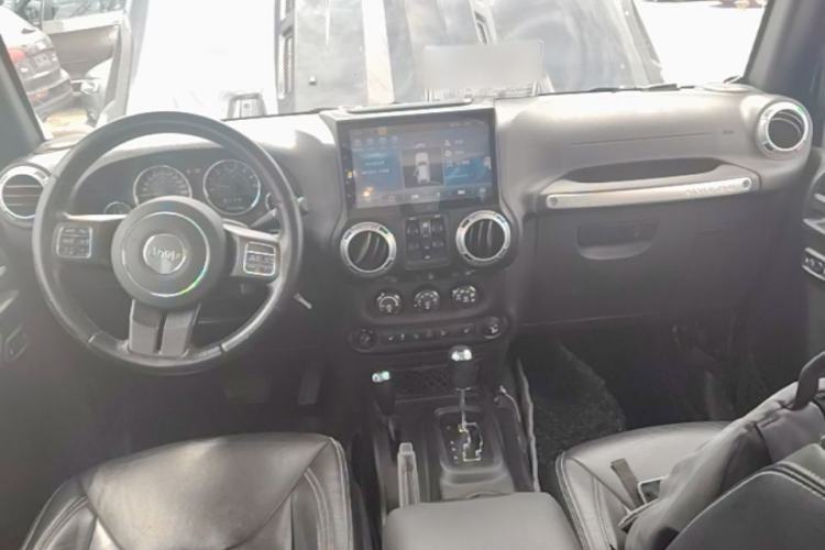 Used Jeep Wrangler 2017 3.0L Sahara Four-Door Comfort Edition Center Console