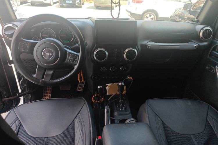 Used Jeep Wrangler 2017 3.0L Sahara Four-Door Comfort Edition Center Console