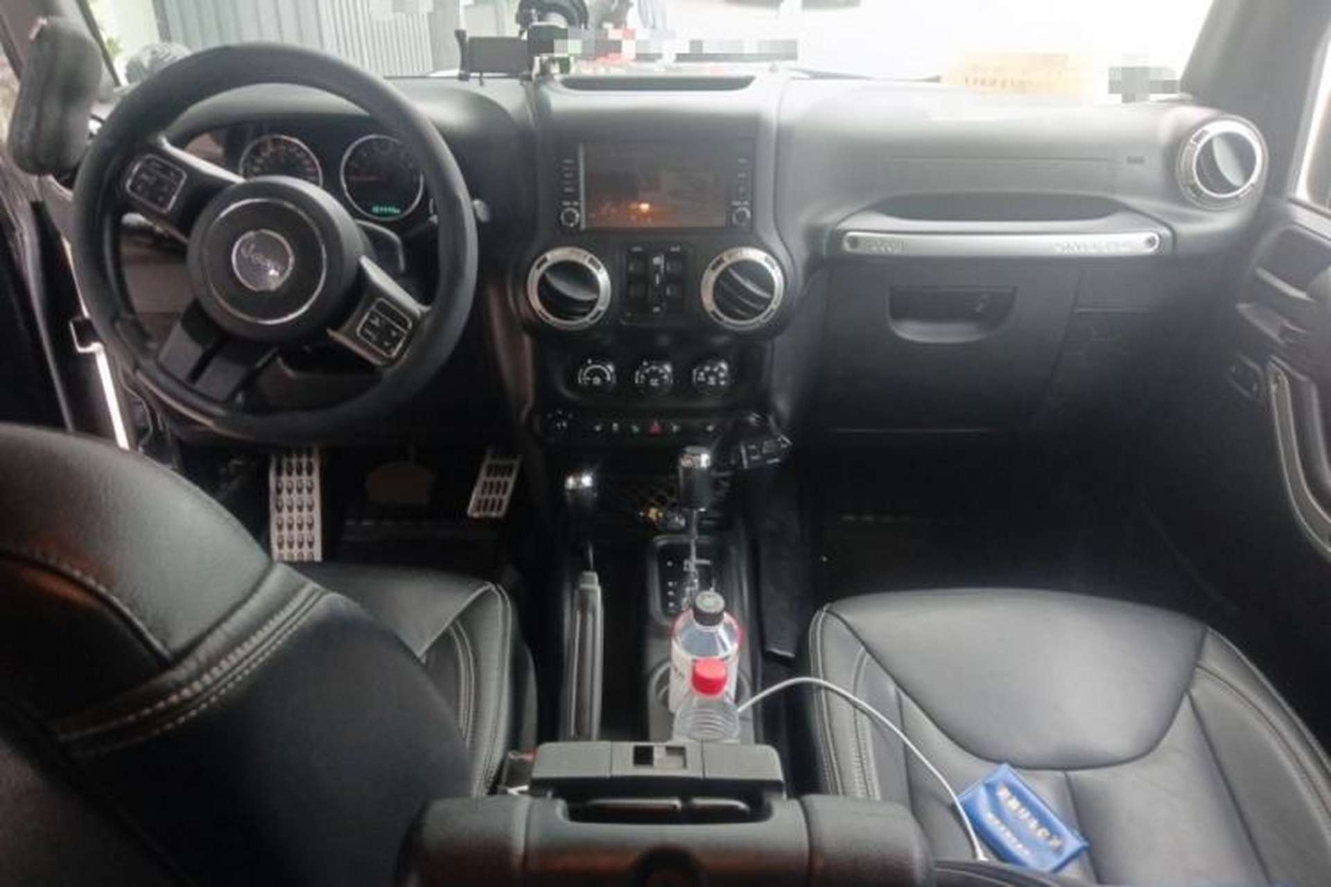 Used Jeep Wrangler 2017 3.0L Sahara Four-Door Comfort Edition Center Console