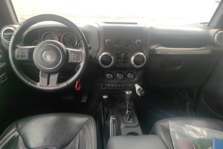 Used Jeep Wrangler 2017 3.0L Sahara Four-Door Comfort Edition Center Console