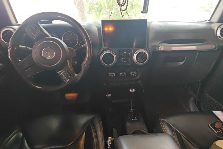 Used Jeep Wrangler 2017 3.6L Rubicon Four-Door Comfort Edition Center Console