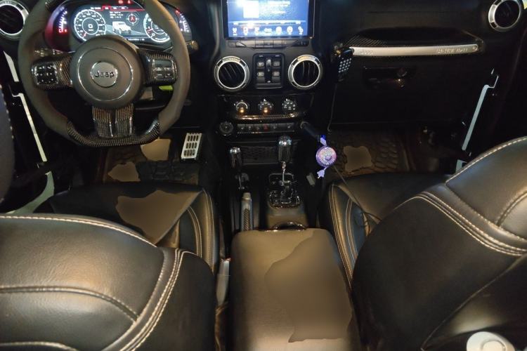 Used Jeep Wrangler 2017 3.6L Rubicon Four-Door Comfort Edition Center Console