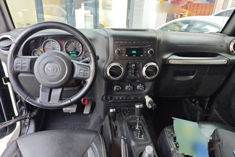 Used Jeep Wrangler 2017 3.0L Sahara Four-Door Comfort Edition Center Console