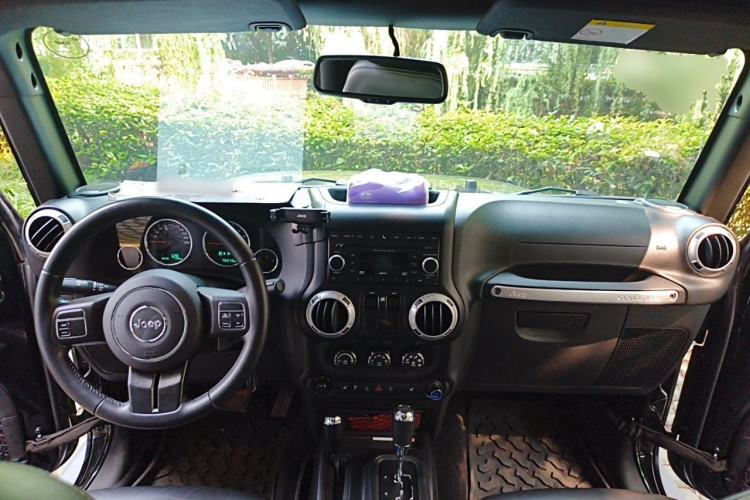 Used Jeep Wrangler 2017 3.6L Rubicon Two-Door Comfort Edition Center Console