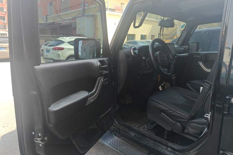 Used Jeep Wrangler 2017 3.0L Sahara Four-Door Comfort Edition Driver Seat