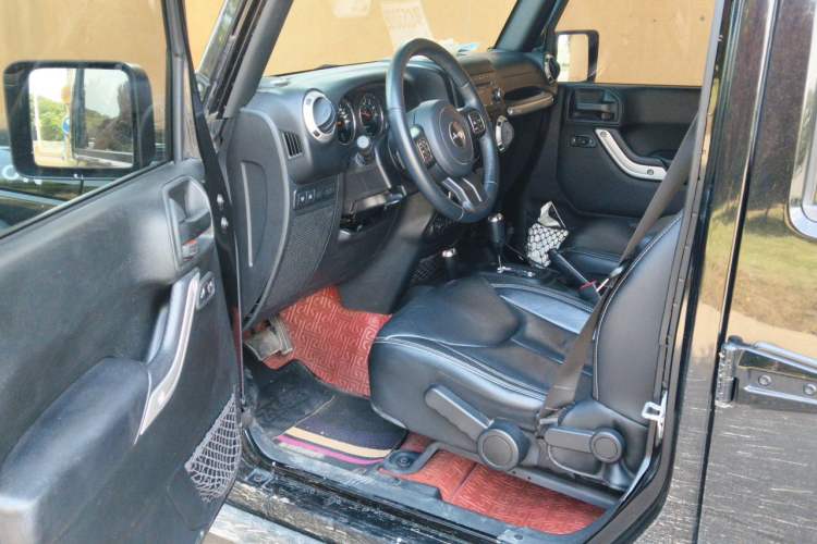 Used Jeep Wrangler 2017 3.6L Rubicon Four-Door Comfort Edition Driver Seat
