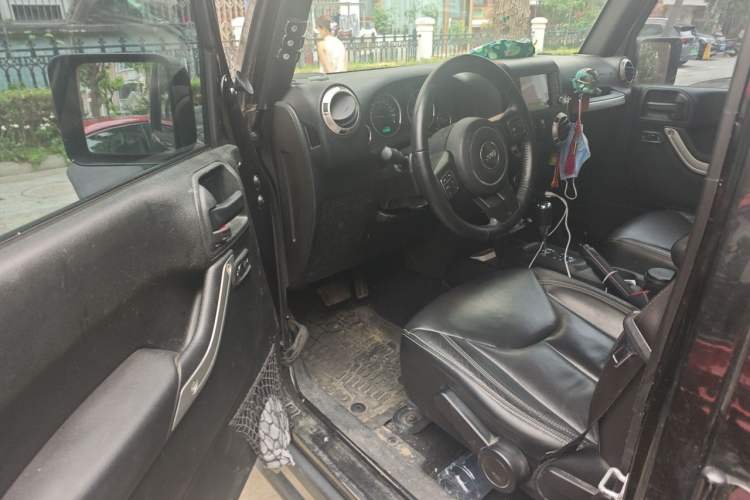 Used Jeep Wrangler 2017 3.0L Sahara Four-Door Comfort Edition Driver Seat