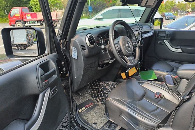 Used Jeep Wrangler 2017 3.0L Sahara Four-Door Comfort Edition Driver Seat