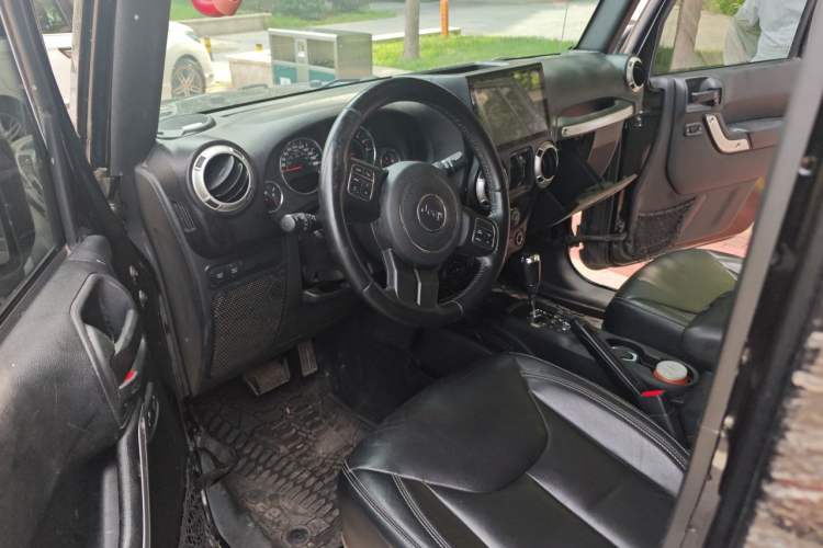 Used Jeep Wrangler 2017 3.6L Rubicon Four-Door Comfort Edition Driver Seat